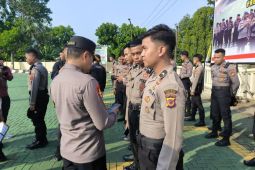 Kapolres Sukabumi periksa HP personel cegah judi daring