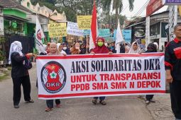 Warga gelar aksi solidaritas terhadap siswa miskin yang tidak diterima SMAN Depok