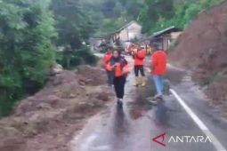 Puluhan petugas gabungan ditempatkan di lokasi longsor jalur selatan Cianjur
