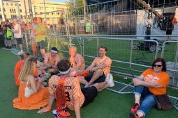 Fans Belanda tertunduk lemas melihat timnya keok