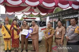 Bupati HST serahkan tiga ambulans permudah akses kesehatan warga desa