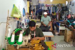 Penjahit dan penjual di Banda Aceh mulai disibukkan permintaan seragam sekolah