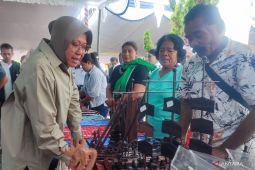 Perajin kayu di Wer Tamrian Tanimbar dibantu alat pahat  oleh Kemensos