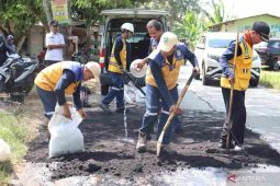 Tim URC Berani Jalan Bekasi perbaiki jalan rusak respon cepat laporan masyarakat