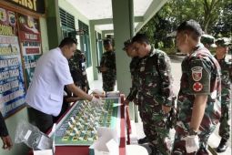 Personel Kodim HST tes urine dadakan cegah penyalahgunaan narkoba