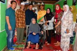Dinas Sosial Rejang Lebong bagikan alat bantu untuk kaum lansia
