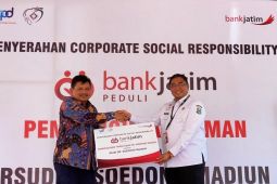 Bank Jatim serahkan CSR pembangunan taman RSUD dr Soedono