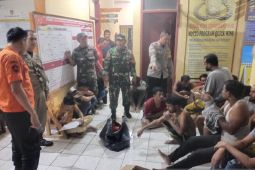 Kapal pengangkut puluhan WNA terdampar di pesisir pantai Sukabumi