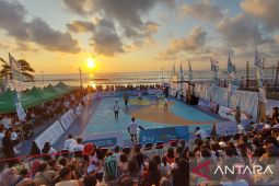 Atlet hingga artis Tora Sudiro tanding basket di pantai Kuta