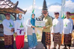 Pegadaian Denpasar gelar aksi peduli lingkungan dengan tuang eco enzyme