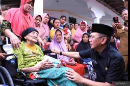 Pemkab Bekasi bagikan rantang makan siang untuk dhuafa dan renta