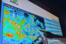 Hujan lebat disertai petir diprakirakan turun di 21 provinsi