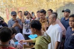 Menyusuri gang sempit bersama Raffi Ahmad, Gibran bagikan susu  kepada warga di kampung padat