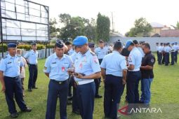 Satpom Lanud HAS Hanandjoeddin periksa gawai personel cegah judi daring