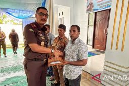 Bakti sosial Kajati Maluku di Pulau Buru salurkan bantuan  perikanan