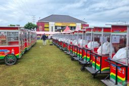 Mensos beri 50 gerobak usaha kepada keluarga prasejahtera di Tasikmalaya