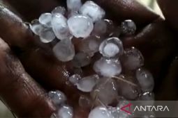 Ini pemicu hujan es meski kemarau di Depok