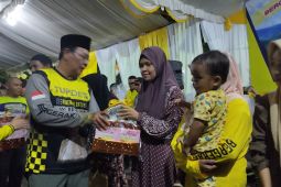 Paman Birin serahkan bantuan sosial di Turdes ke-10