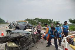 Avanza vs truk, Polisi evakuasi tiga orang meninggal di Tol Batang-Semarang