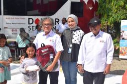 PMI Tangerang salurkan paket sekolah untuk 50 anak