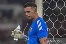 Kiper Emiliano Martinez diperkirakan balik ke Aston Villa setelah gagal ke MU