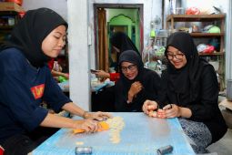 Bupati Ipuk apresiasi rumah produksi kue berdayakan pasien ODGJ