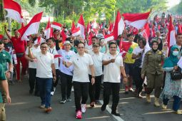 Kibarkan bendera merah putih terbanyak di Masjid Al Akbar, Pemprov Jatim raih rekor MURI