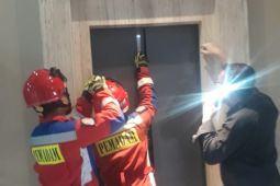 Enam orang terjebak dalam lift selama dua jam di Jakbar