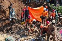 Satu korban tanah longsor di Blitar ditemukan setelah satu minggu pencarian
