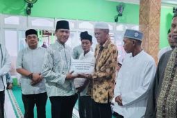 Wabup Ketapang serahkan bantuan beras kepada pengurus rumah ibadah