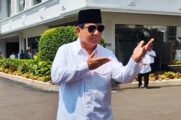 Prabowo Subianto berpose silat sambangi Istana perdana usai operasi