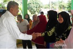 Pj Wali Kota Kendari serahkan bantuan ke korban banjir