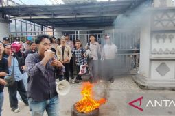 Puluhan mahasiswa unjuk rasa di depan Kantor KPU Kota Serang