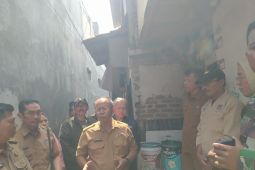 Sekda Kota Cimahi tinjau satu rumah dihuni 46 jiwa