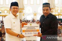 Bupati Dani Ramdan menerima anugerah Baznas Jabar Award