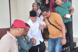 Mantan Gubernur Malut AGK jatuh sakit dalam ruang sidang di pengadilan tipikor Ternate