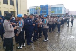 Propam Polda Maluku periksa telepon genggam anggota berantas judi dan pinjol
