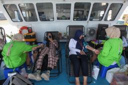 Donor darah di Rumah Sakit Terapung Kstaria Airlangga