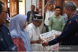 Pemkot Kendari serahkan BSPS senilai Rp20 juta ke masyarakat