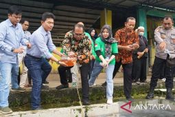 Komunitas pencinta lingkungan tebar eco enzyme di pasar induk Sangatta