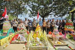 Nelayan Trenggalek gelar ritual adat labuh  laut