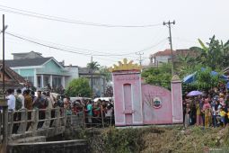 Ribuan warga berjejer sambut kedatangan Presiden Jokowi di Palas