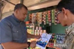 Diskominfo Bogor pasangi stiker berisi informasi wifi publik di kios rest area Puncak
