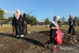 Tingkatkan edukasi untuk masyarakat Banyuwangi, mahasiswa UINSA gelar aksi pungut sampah