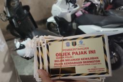 Bapenda Lampung pasang stiker penunggak pajak kendaraan bermotor