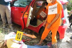 Polisi rekonstruksi kasus pembunuhan IRT oleh sepasang kekasih di Sukabumi
