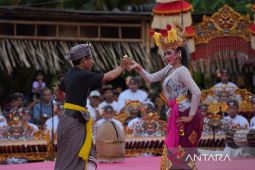 Komunitas Nyenit Nyenir Banjar Sulangai Badung tampilkan Joged Bumbung Tradisi di PKB