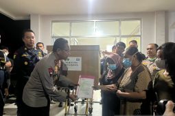 Kapolda Gorontalo menyerahkan jenazah korban longsor kepada keluarga