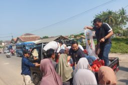 Mantan Wali Kota Tangerang bagikan 100 ton beras pada warga