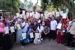 Menteri AHY antarkan sertipikat ke rumah masyarakat di Jateng